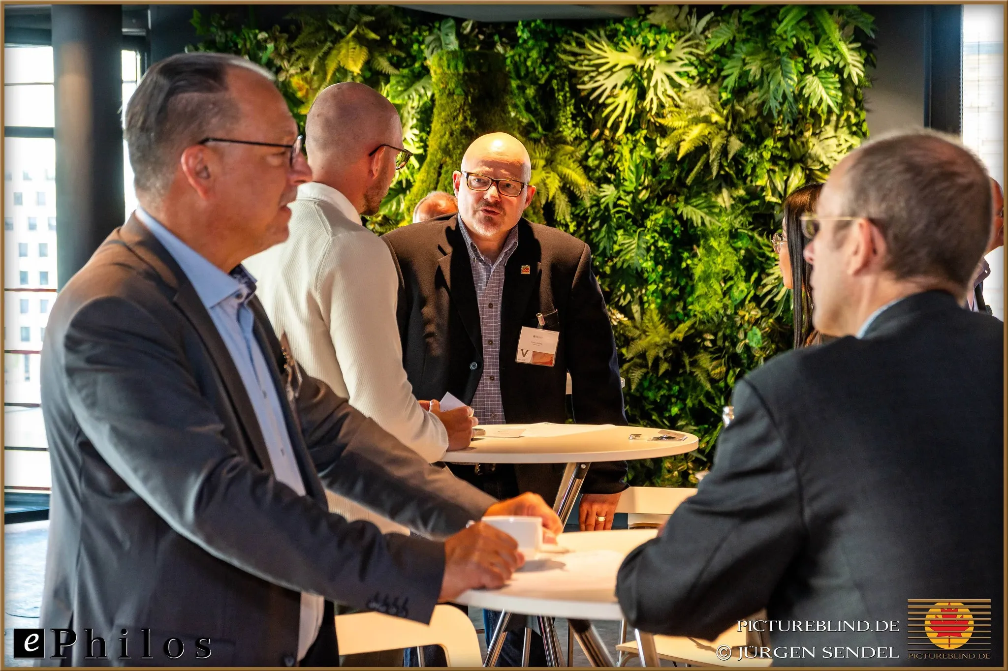 Participants of the Ephilos user group meeting in conversation. The exchange between customers, interested parties, and the provider is the focus of the event