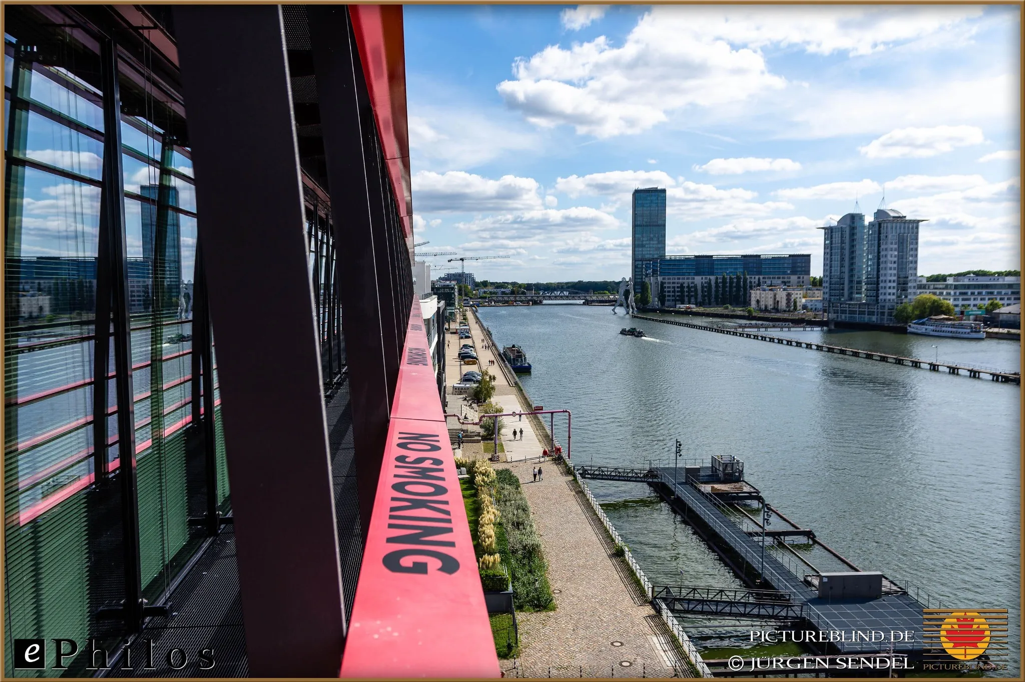 Blick auf den Außenbereich der Veranstaltungslocation in Berlin während des Ephilos Anwenderkreistreffens. Der Veranstaltungsort bietet eine malerische Aussicht auf den Fluss und die umliegenden Gebäude